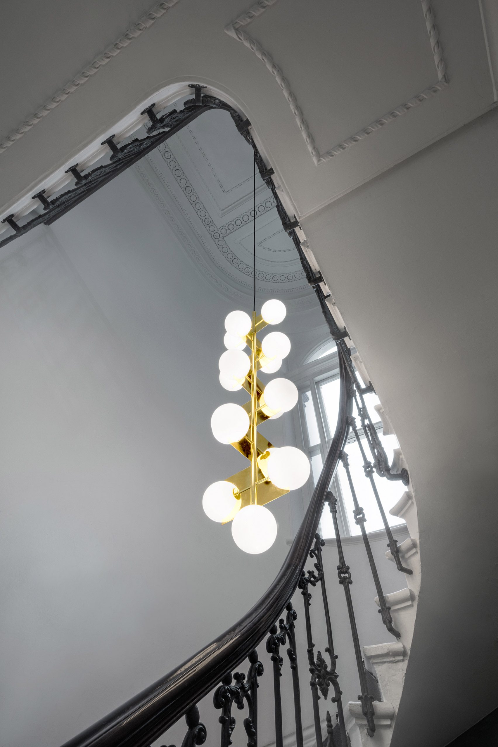 void-wall-lights-and-plane-chandelier-tom-dixon-design-lighting-stockholm-2017_dezeen_1704_col_4